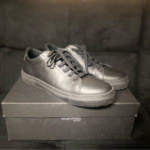 Valentino Jimmy black low top shoes